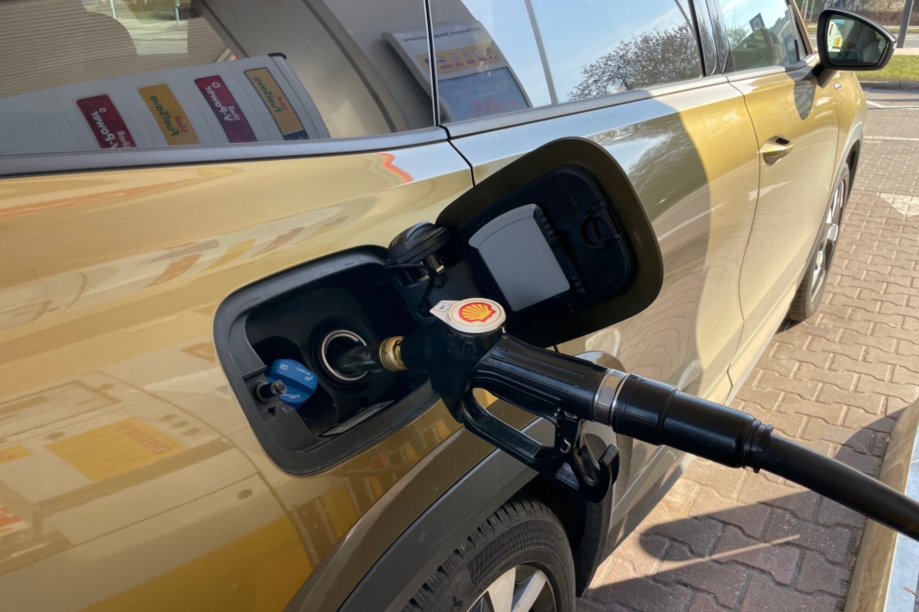 Tankowanie diesla na stacji paliw