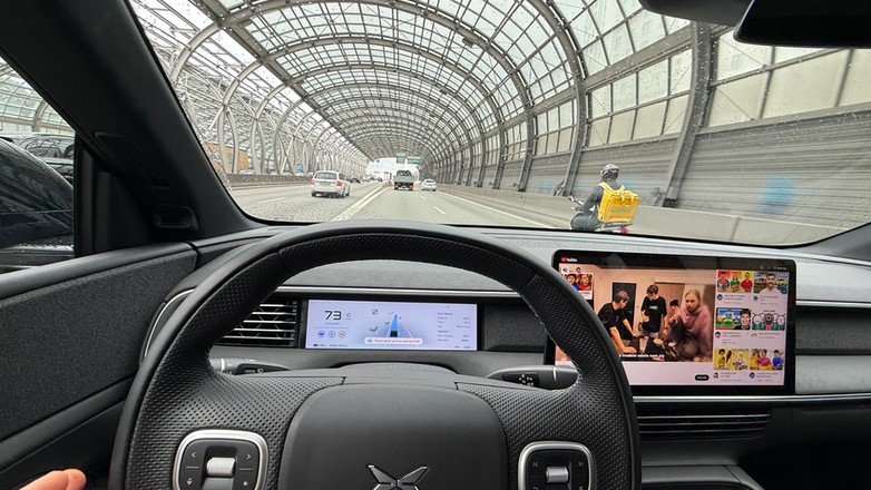 Największa głupota w chińskim samochodzie, z jaką się spotkałem: możliwość korzystania przez kierowcę z Youtube'a i TikToka podczas jazdy. Ale to przecież nie wszystko, co wymyślili Chińczycy