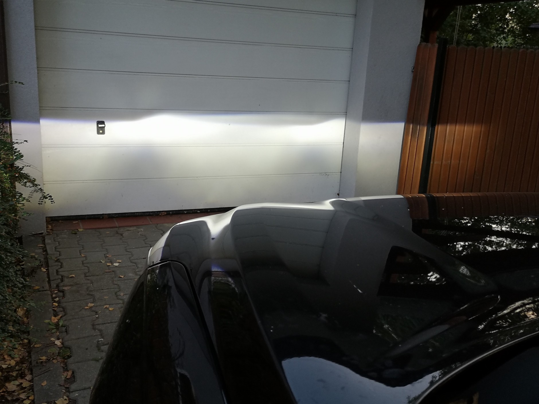 Zestaw LED H7: linia odcięcia światła i cienia zachowana – lampy dobrze świecą, nie oślepiają