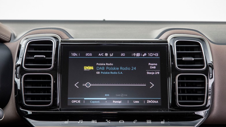 Już w podstawowej wersji Live zaoferowano system multimedialny z 8-calowym ekranem. W bogatszych odmianach uzupełniony jest o nawigację online, wi-fi i radio cyfrowe DAB