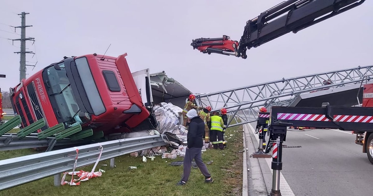 Przewrócona ciężarówka zablokowała drogę S7 w kierunku Radomia