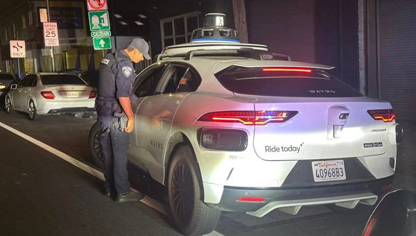 Policjanci z USA chcieli wystawić mandat. Byli w szoku, kiedy zajrzeli do auta
