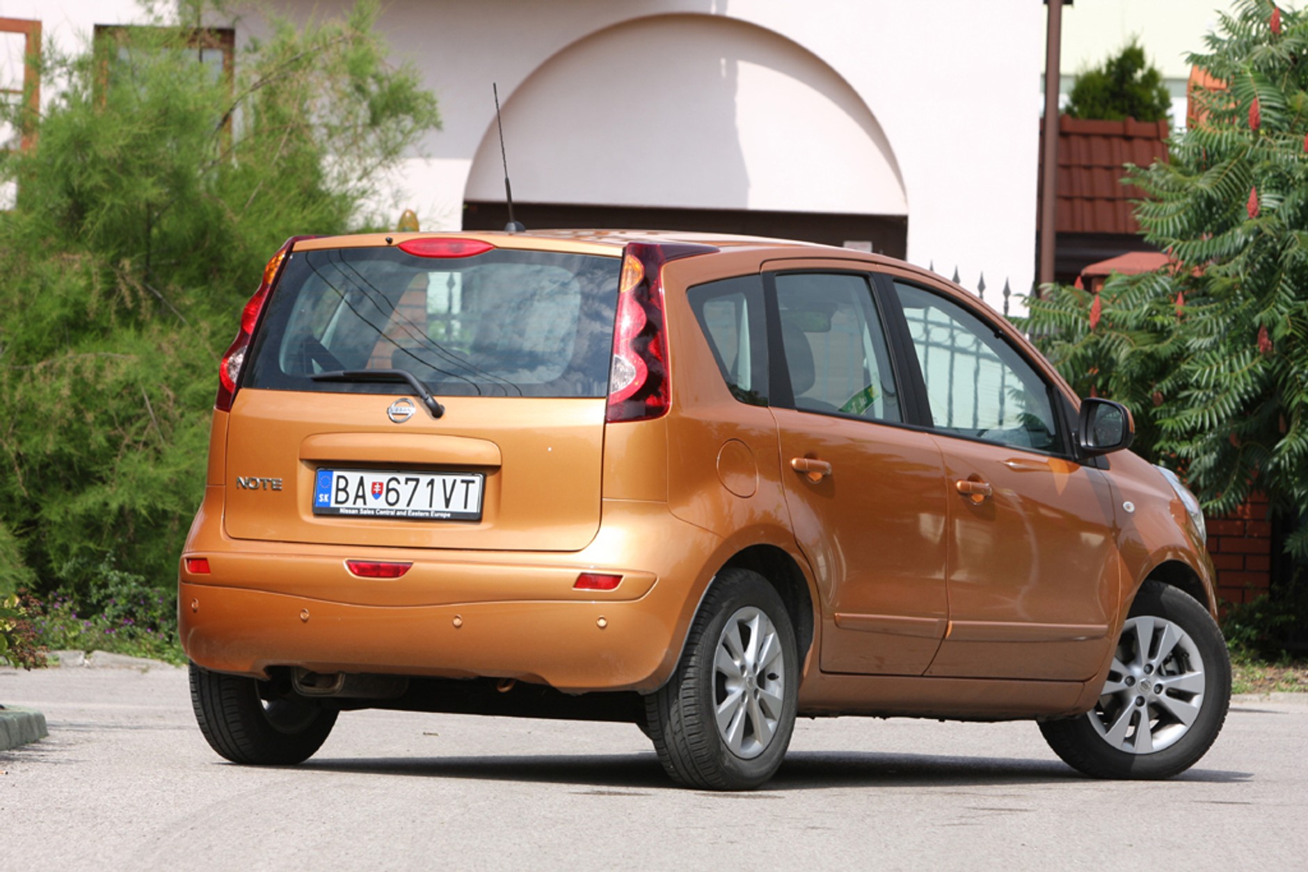 Nissan Note - Wąski, długi i wysoki