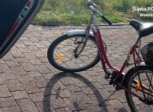 Policjanci zatrzymali rowerzystę. Ledwo wsiadł na rower, ale w koszyku miał kolejne "zapasy"