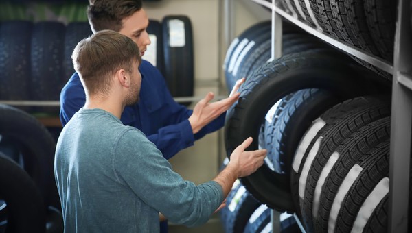 Opony zimowe są dużo droższe niż rok temu. Na co zwrócić uwagę, szukając dobrej oferty?