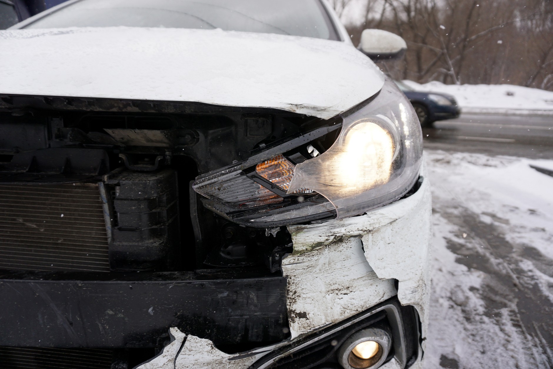 Gwałtowny ruch kierownicą podczas próby omijania przeszkody kończy się tym, że samochód jedzie dalej na wprost