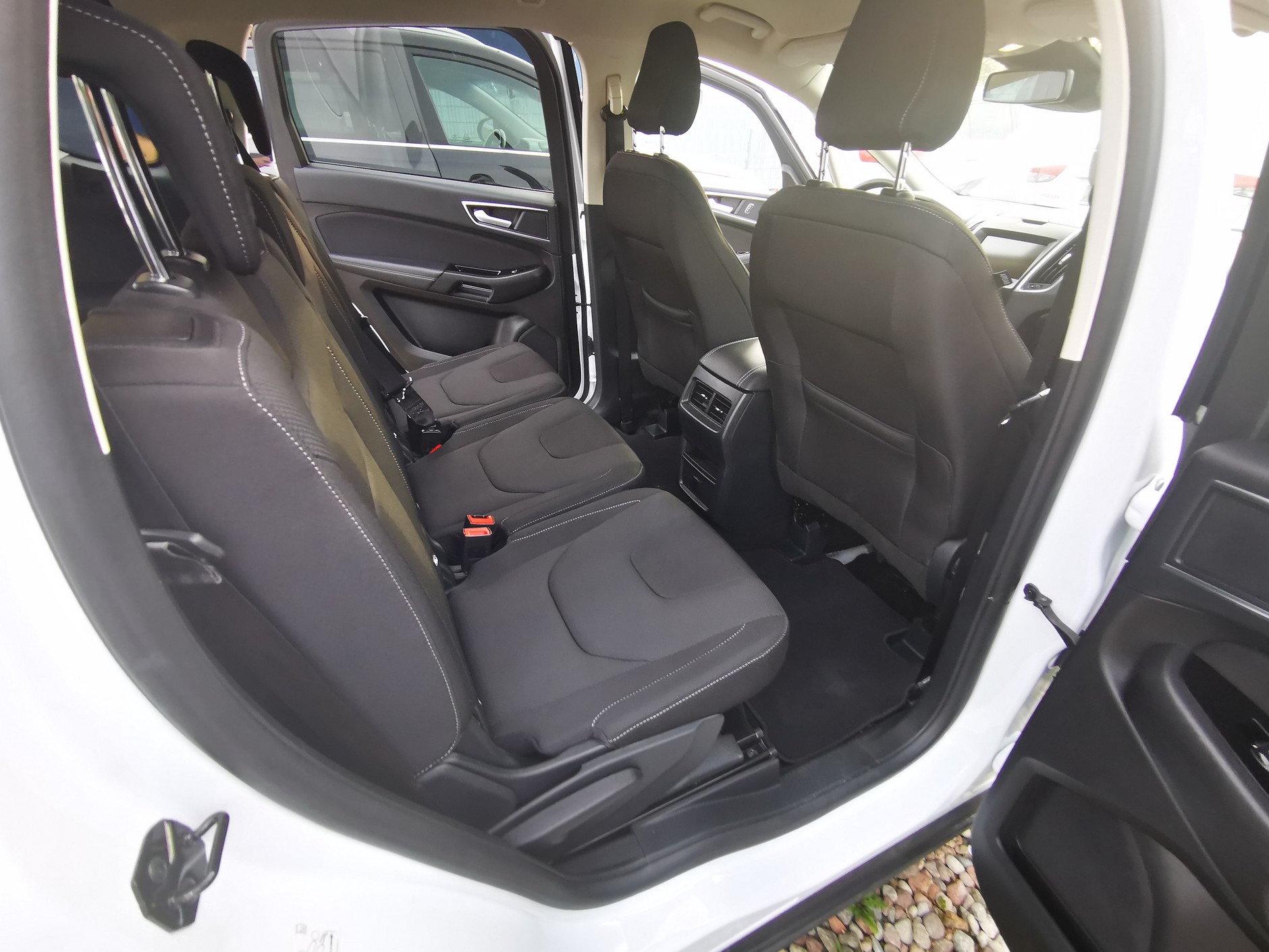 Ford S-Max z 2019 roku z przebiegiem 56 tys. km miał być idealny. Wnętrzu do ideału brakuje niewiele.