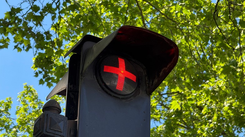 Sygnalizacja świetlna ze świecącym plusem we Francji