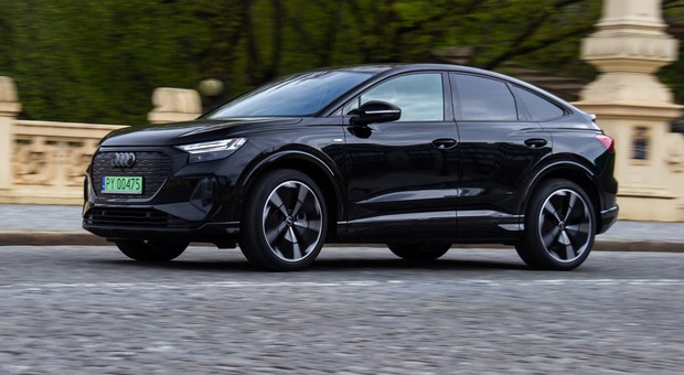 Jeździliśmy Audi Q4 Sportback e-tron przez dwa miesiące. Ile zużywa energii i jaki ma realny zasięg?