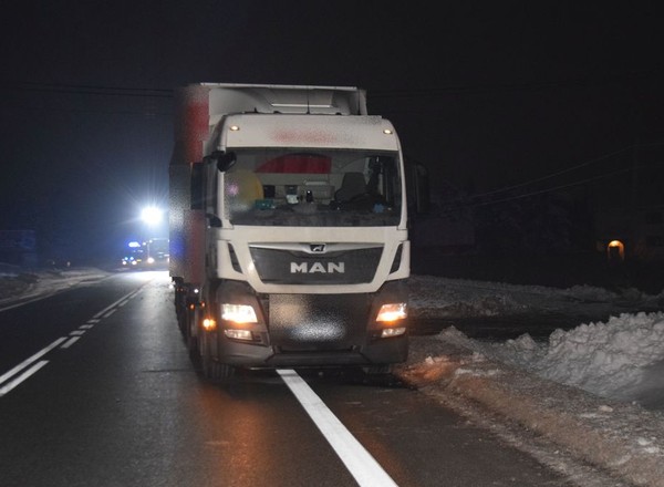 Wyszła zza autobusu. Kierowca ciężarówki robił, co mógł