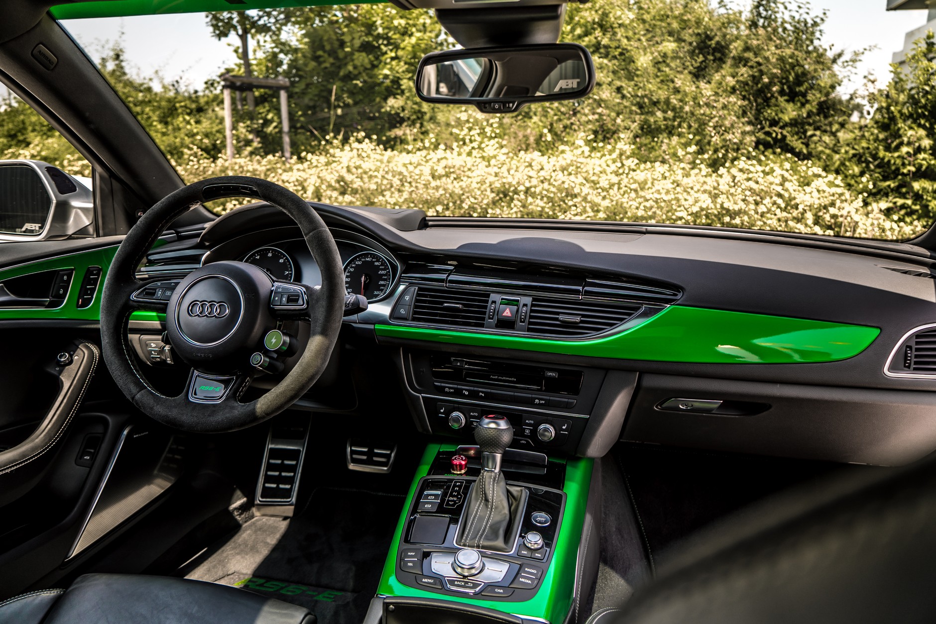 Na kierownicy umieszczono przyciski do sterowania systemem. Za dźwignią biegów awaryjny wyłącznik układu elektrycznego