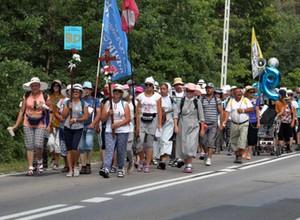 Pielgrzymka na drodze to często wyzwanie dla kierowców. Wielu o tym nie wie