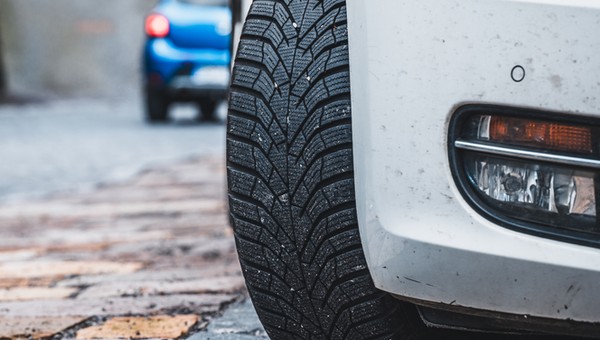 Jazda na oponach zimowych w lecie może źle się skończyć. Zdjęcie ilustracyjne
