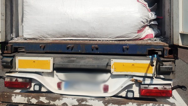 TIR przewoził tajemniczy kontener morski. Transport okazał się nielegalny