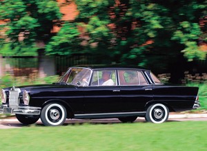 Mercedes W111/W110: bezpieczny i skrzydlaty