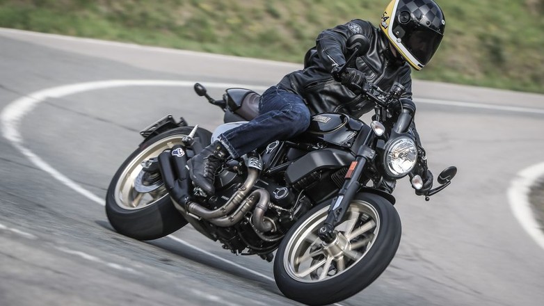 Ducati Scrambler Cafe Racer w akcji