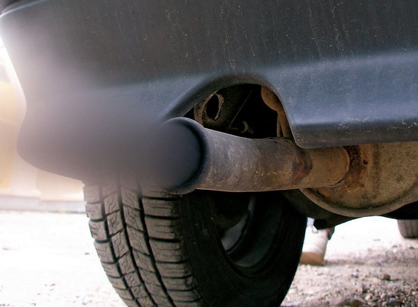 Rząd chce po cichu podnieść podatki i wpuścić „stare graty” do stref czystego transportu?