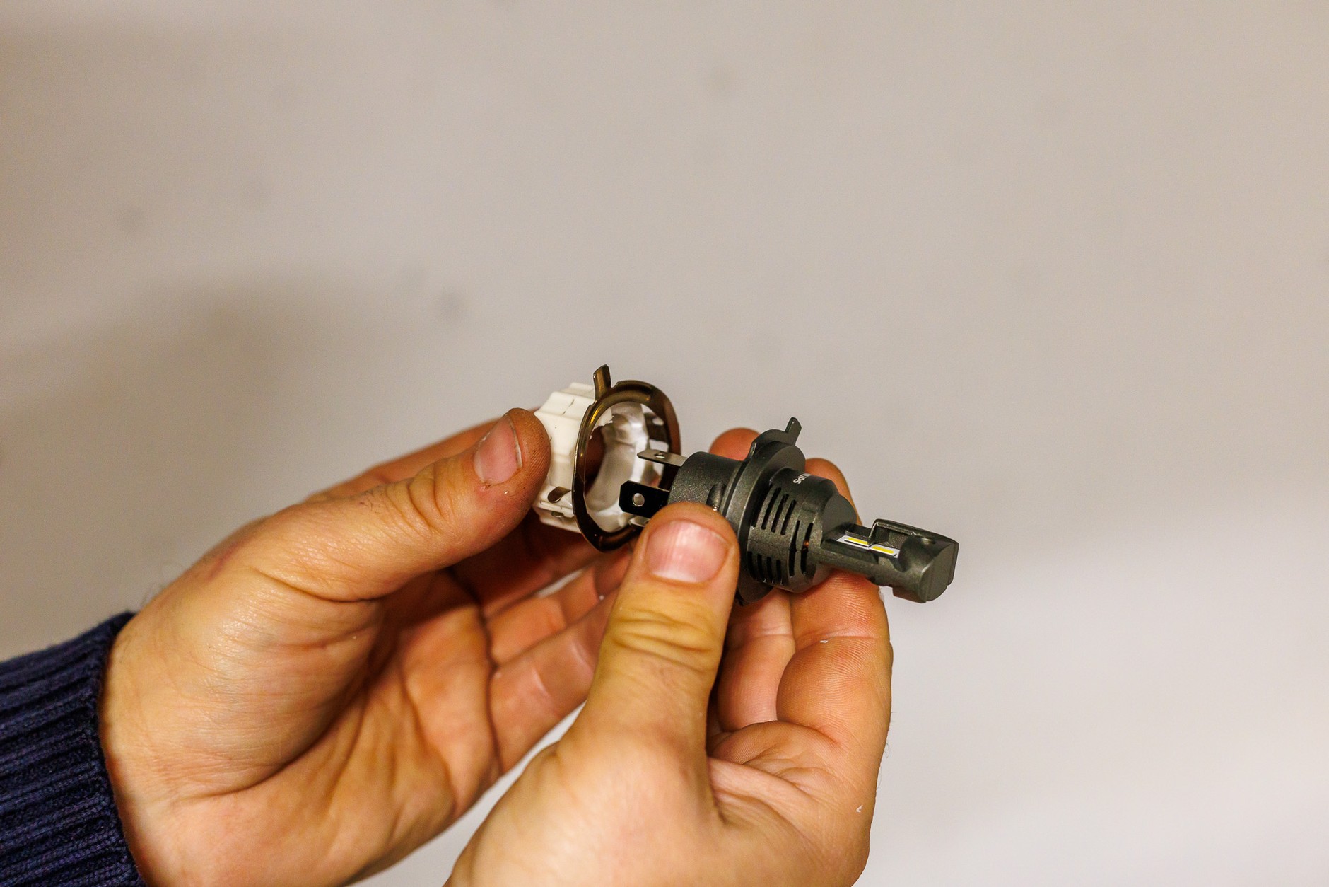 Nietypowy, fabryczny pierścień mocujący starego reflektora Volvo okazał się zbyt ciasny. Bez przeróbek się nie obeszło.