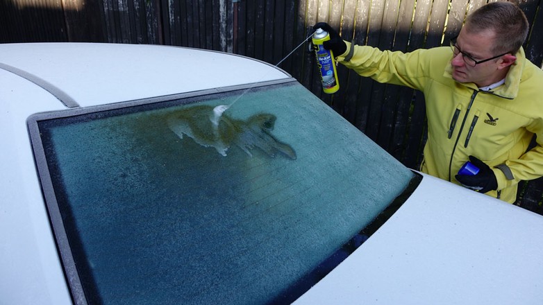 Odmrażacze do szyb i zamków - używać skrobaczki czy chemii?