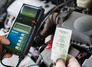 Akumulator w samochodzie - co go psuje, co ratuje?