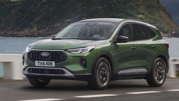Ford Kuga po dużej modernizacji. Zmieniono cały przód i kawał deski rozdzielczej
