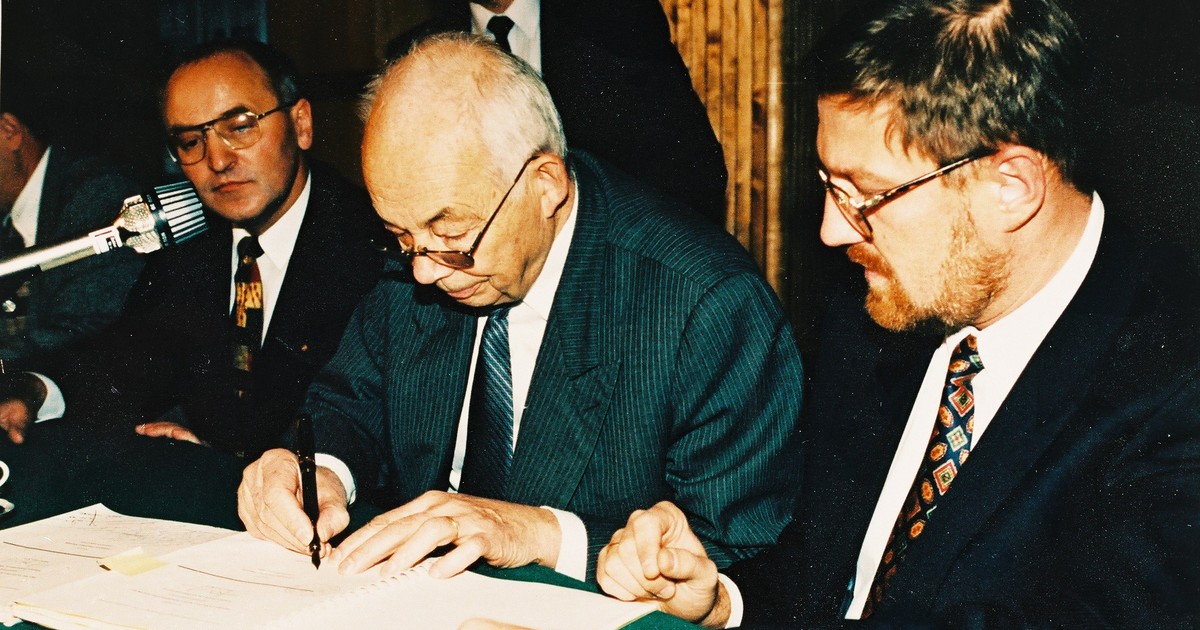 Francois Michelin podpisuje umowę prywatyzacyjną, 2 XII 1995 r.