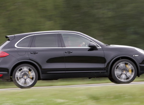 SUV Porsche wpadł do stawu, kierowca wydostał się z auta