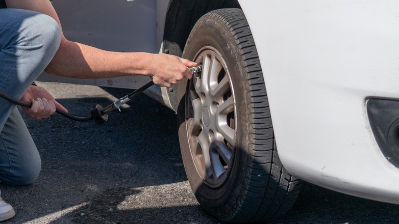 Warto zadbać o odpowiednie ciśnienie w oponach