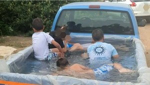 Przerobił swój "upałowóz" na basen na kołach. I jeszcze te dzieci. Teraz czeka go sąd [WIDEO]
