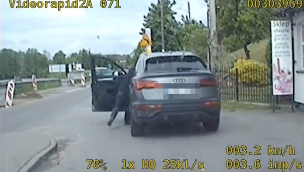 Kierowca nie mógł opanować audi podczas kontroli. Wysiadł z jadącego samochodu