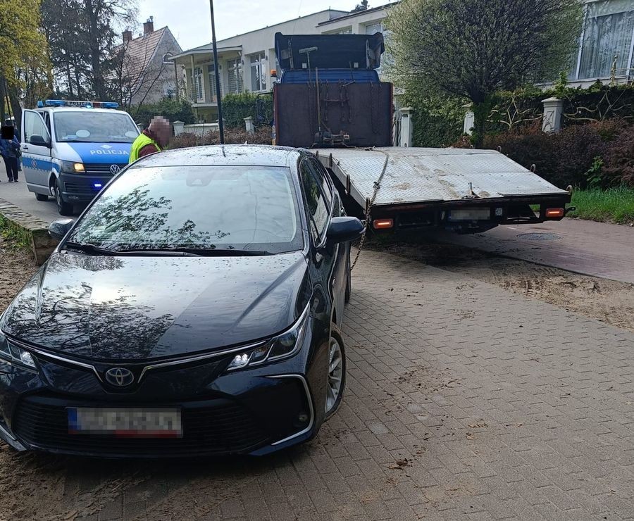 Wjechał samochodem na plażę