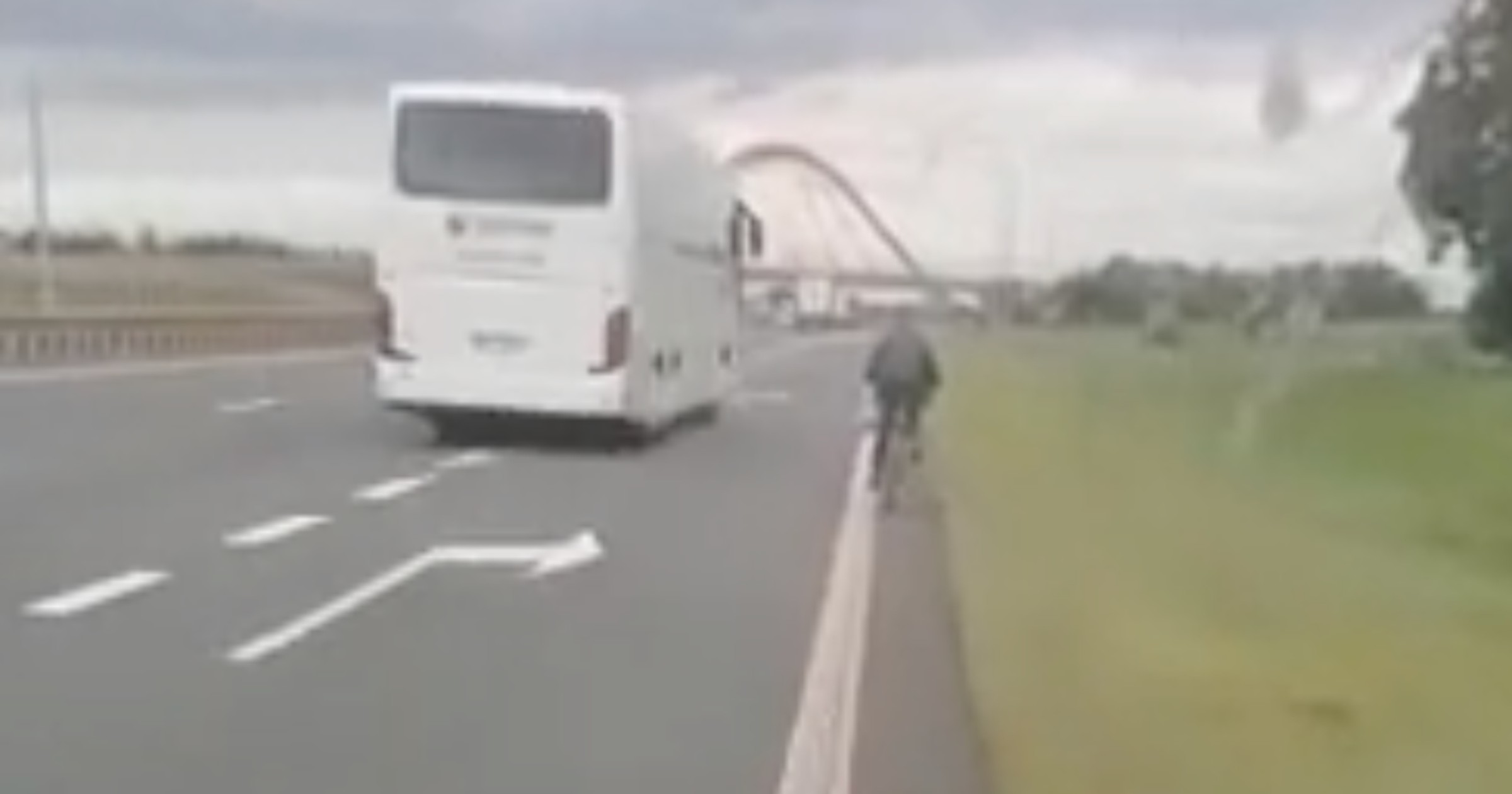 Rowerzysta na autostradzie A4 