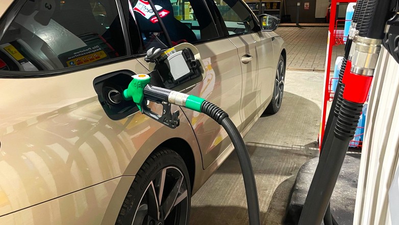 Tankowanie samochodu na stacji paliw