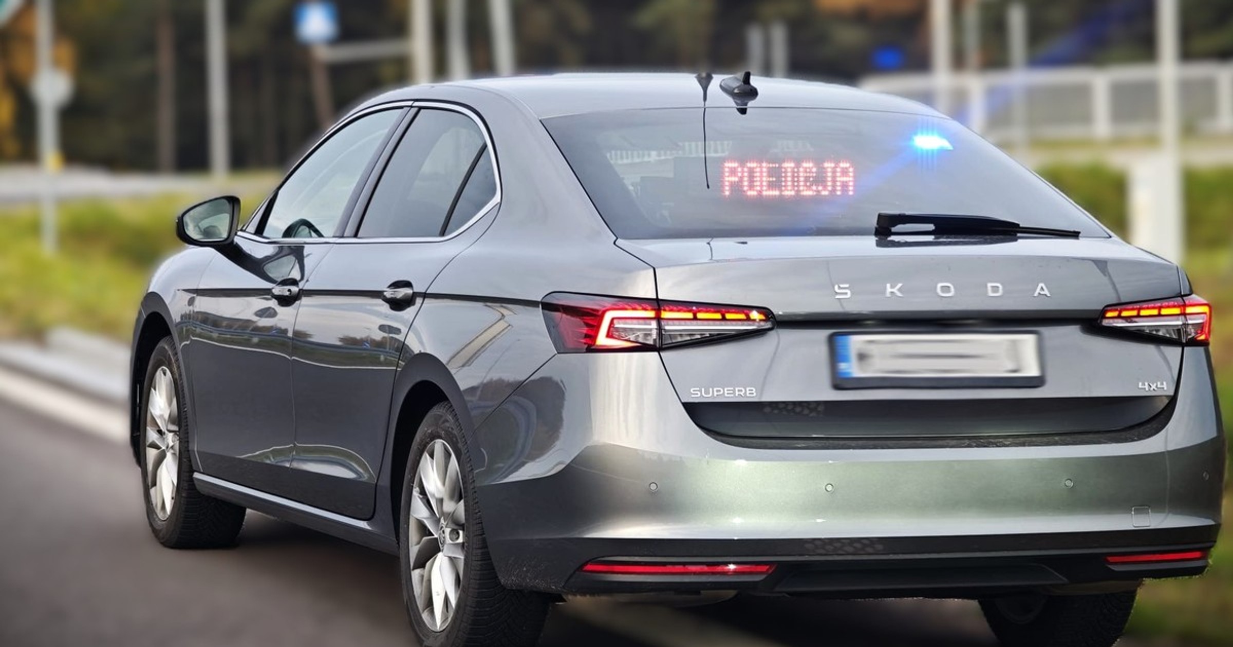 Nieoznakowany radiowóz policji - zdj. ilustracyjne