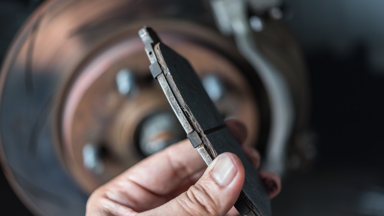 Mechanik sprawdza klocki hamulcowe