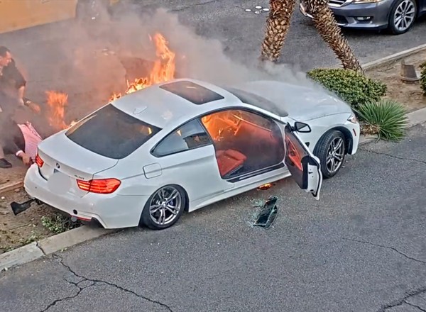 W ostatniej chwili wyciągnęli kierowcę BMW. Później auto stanęło w płomieniach
