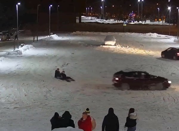 Drifting i kulig, czyli groźna i droga zabawa na parkingu w Myślenicach