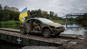 W Ukrainie przerobili kabriolet na auto bojowe. Trudno poznać co to za model