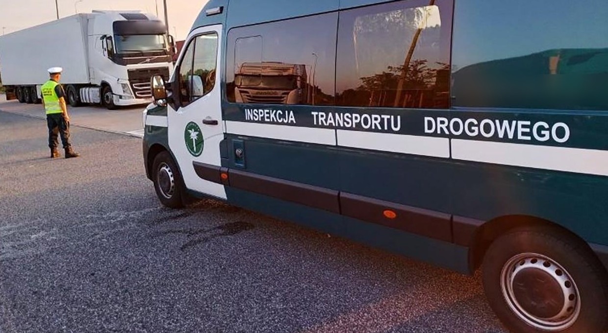 Inspektorzy ITD prześwietlili dokument promieniami UV. Potem zakazali dalszej jazdy