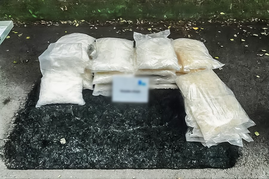 150 kg klofedronu, które wyciągnięto ze skrytek w aucie.