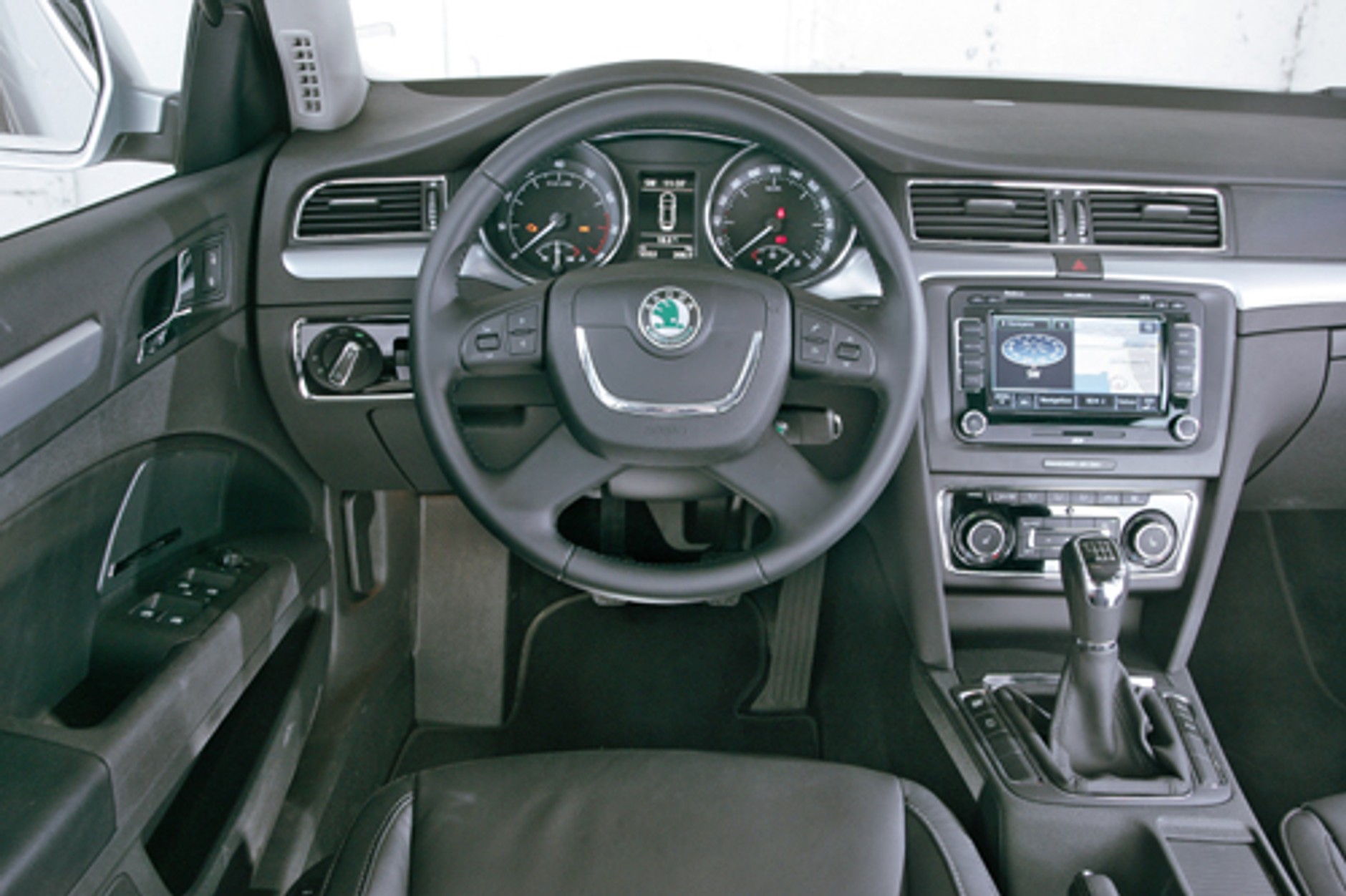 Nowa Skoda Superb kontra VW Passat i Audi A4 - Porównanie trzech limuzyn z jednej stajni