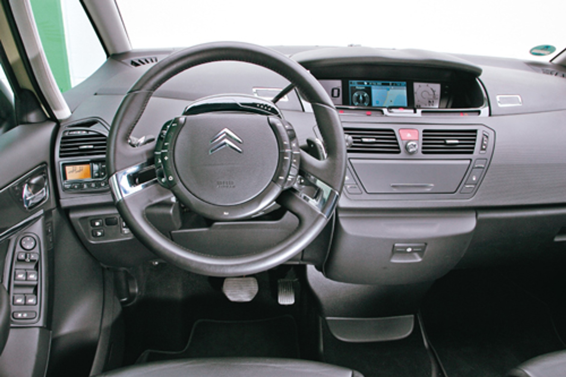 Cztery minivany z silnikami diesla