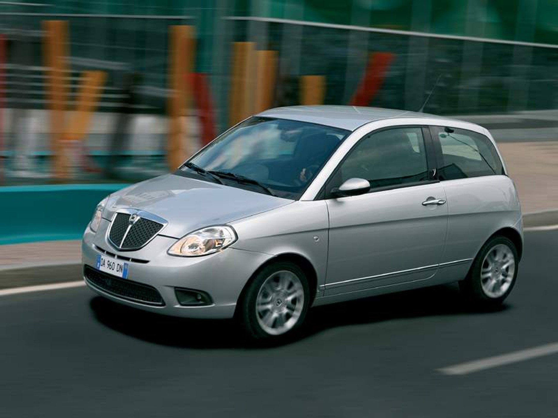 Lancia uczci w Paryżu stulecie marki nowym modelem Ypsilon