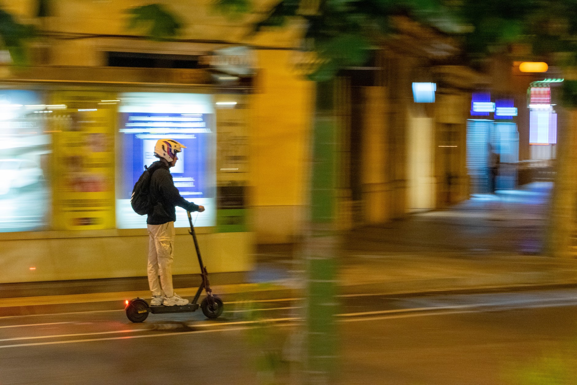 Pojazd, który udaje hulajnogę elektryczną, rozpędza się nawet do 100 km na godz.