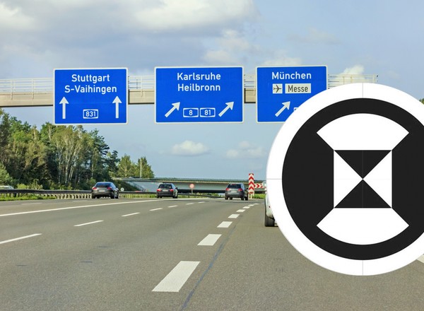 Na autostradzie w Niemczech stoją dziwne "klepsydry". Wyjaśniamy, co to za znaki