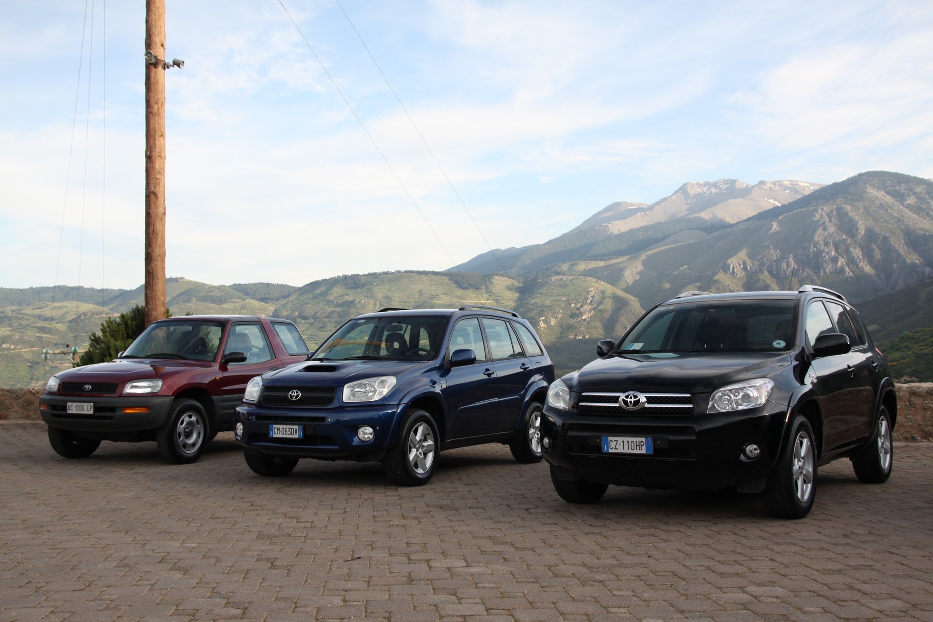 Pierwsze trzy generacje Toyoty RAV4.