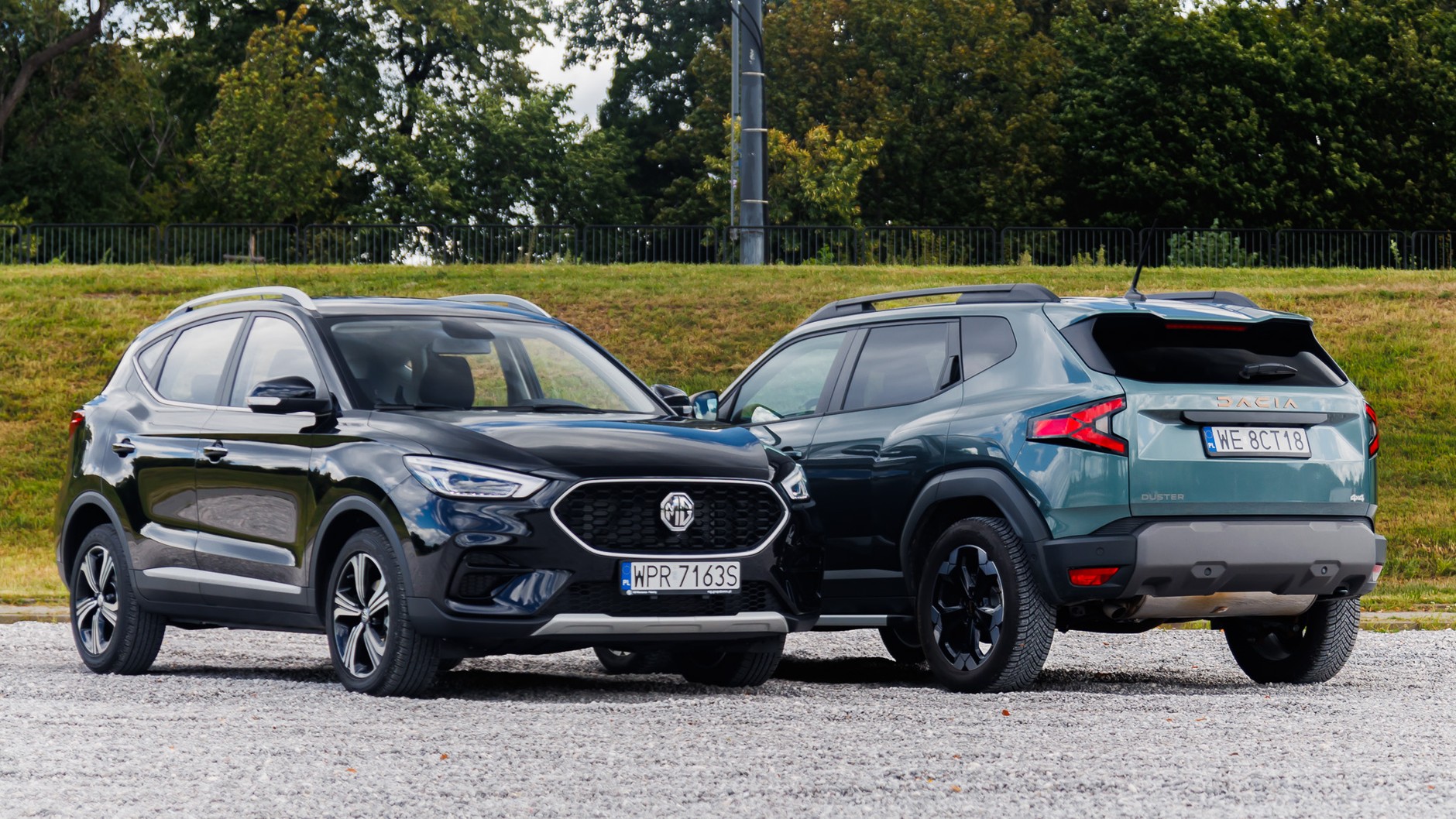 Dacia Duster kontra MG ZS. Porównanie dwóch budżetowych samochodów