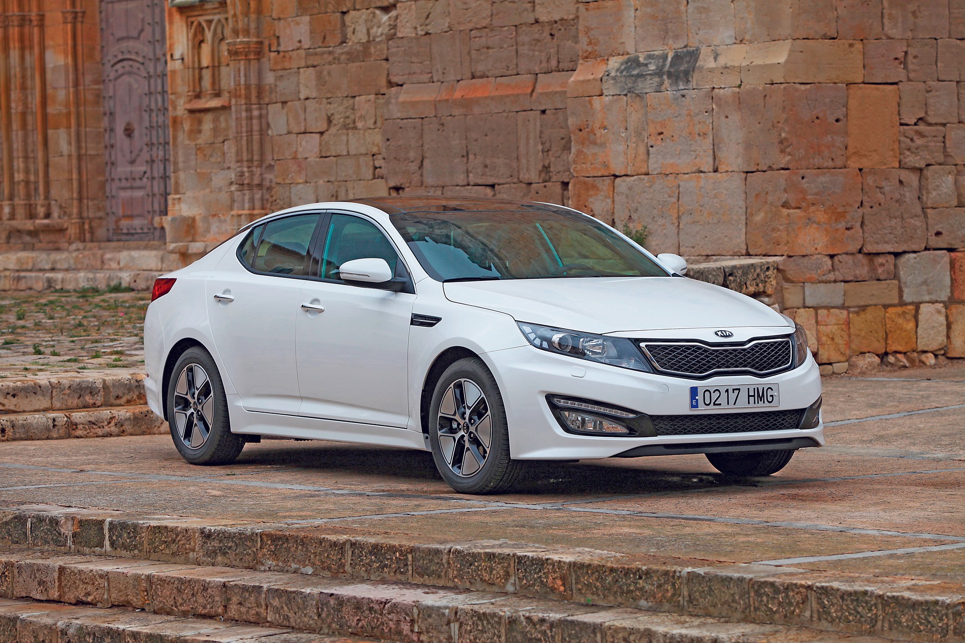 Hybrydowa Kia Optima to największe auto w tym zestawieniu.