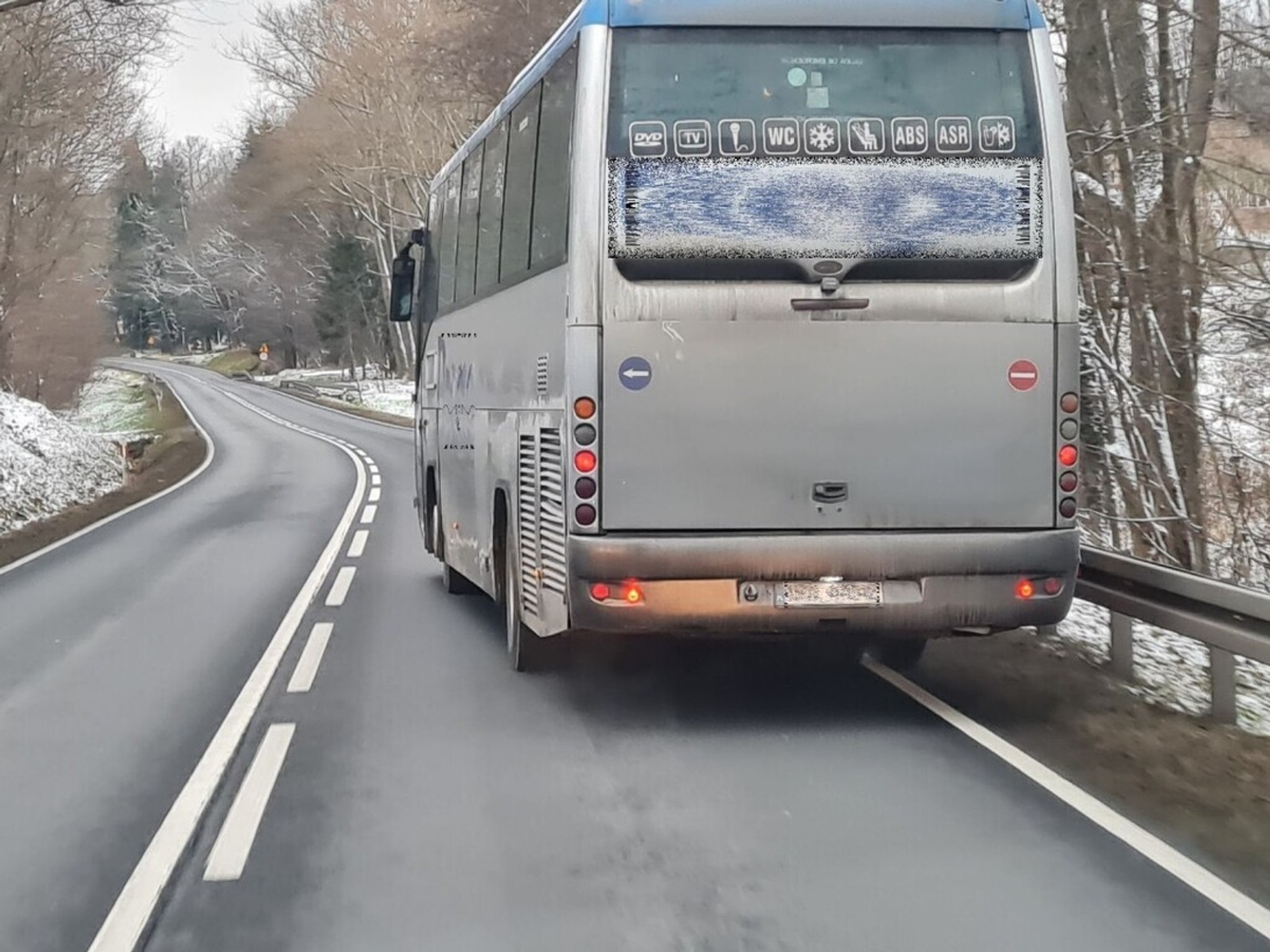 Inspektorzy ITD zatrzymali autobus, który zostawiał cztery ślady