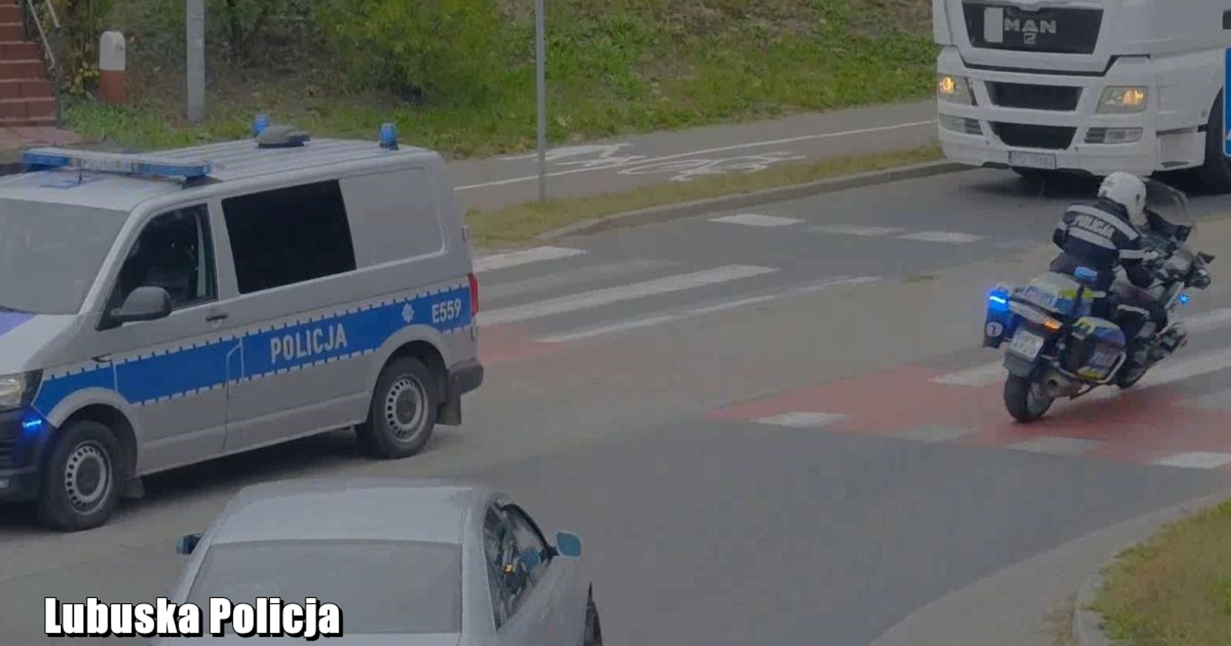 Policjanci pilotowali auto do szpitala